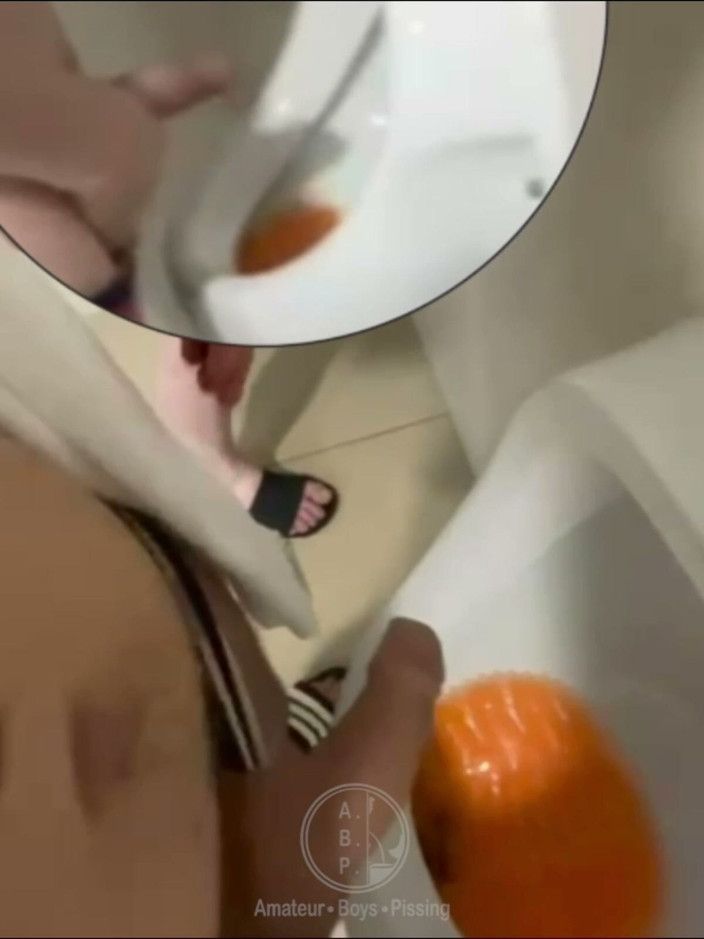 AmateurBoysPissing: Filmând tipul care se lângă mine la pisoarul toaletelor de...