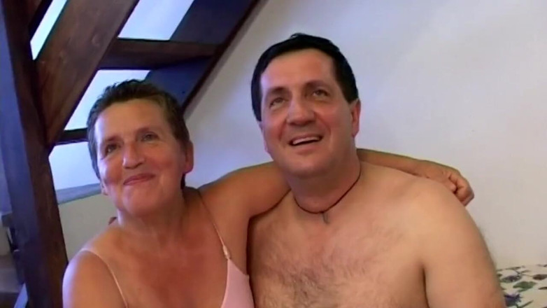 Real Home Made: Real casal maduro fodendo enquanto é filmado