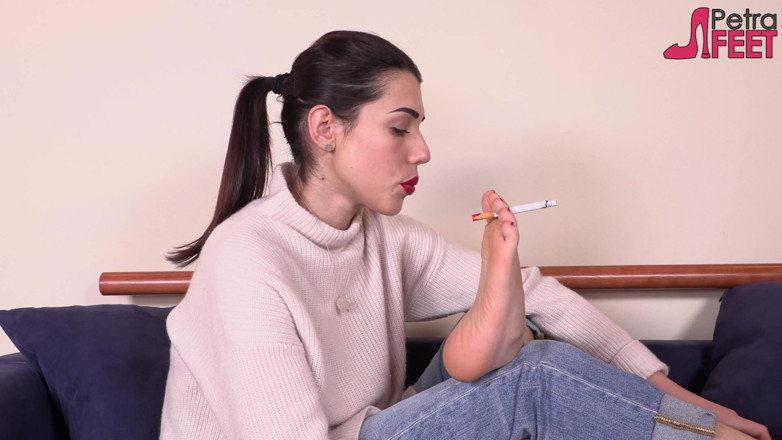 Smokin Fetish: Brunetka Petra kouří nohama