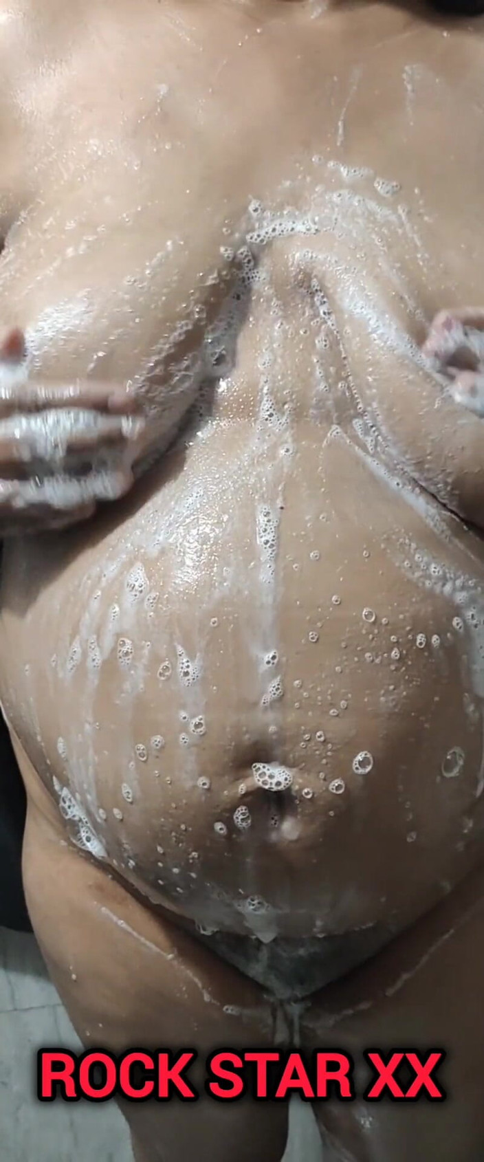 Rack star XX: Desi Mallu stiefzus volledig naakt douchen