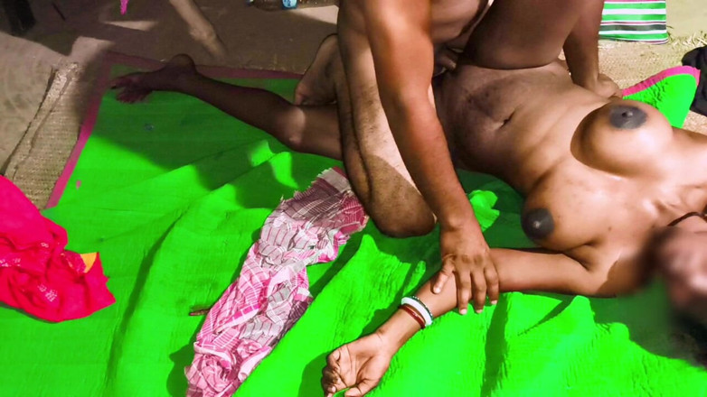 Pumi: Pyasi Bhabhi Apne Pati Ka Kapda Utar Kar Land Ko...