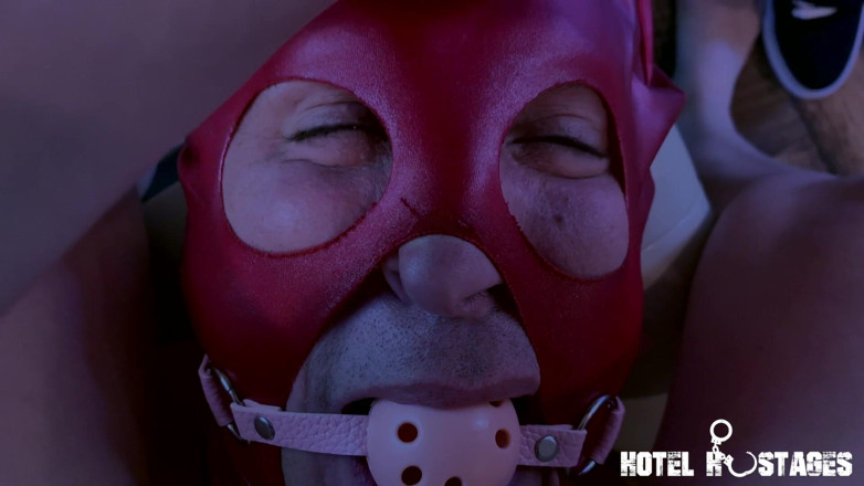 Hotel Captives: Bed and breakfast pt1 menampilkan Harry Allcock