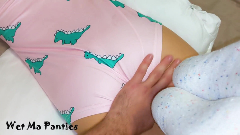 Wet ma panties: Pyjamafeestje!! Mijn stiefbroer neukt met mijn beste vriend!! -Deel 1 -