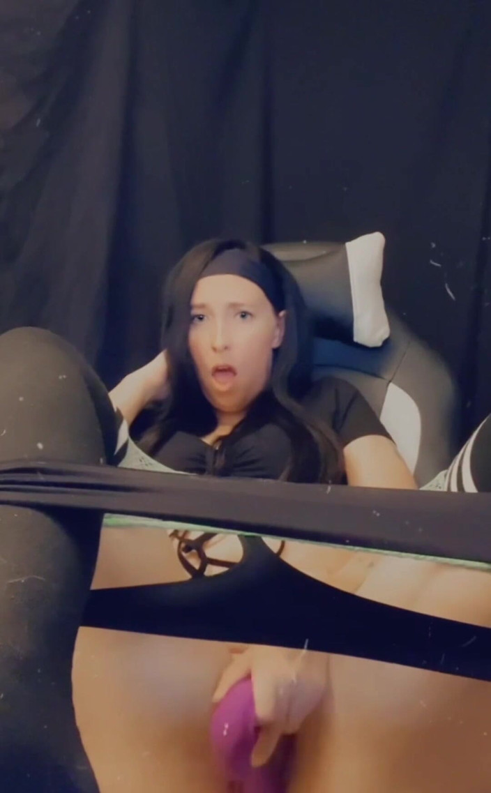 Fia Lennon: Mmm... Bahkan dengan teman-teman di kamar sebelah, menonton televisi, aku...