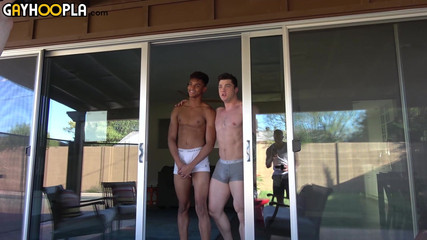 Gay Hoopla: Ian portato scopa Collin simpson per il suo debutto nel...