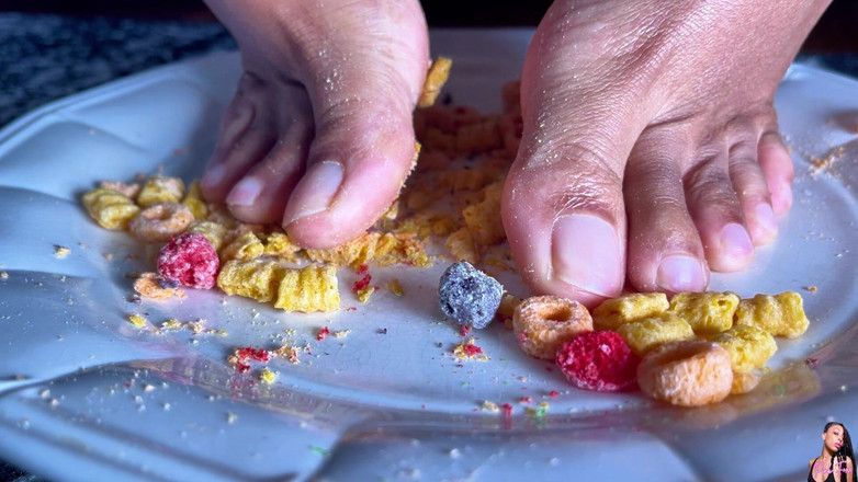 Pink Foxx: MILF macht dir frühstück mit ihren füßen