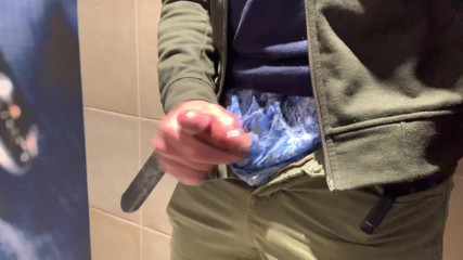 TJenner: Ich wichs meinen schwanz in der öffentlichen toilette am flughafen