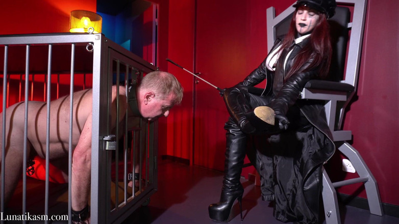 Mistress Lunatika: Laarzen likken opgesloten in de kooi - meesteres Lunatika