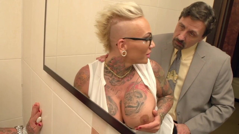 MILF and Big Wet Tits XXX: Cô thư ký hứng tình với bộ ngực to