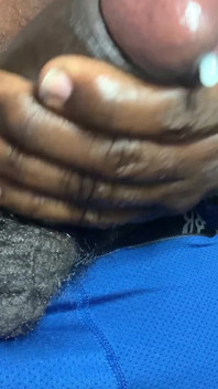 Hombre gay de polla negra masturbándose y corriéndose con gran carga, mientras gime y habla sucio