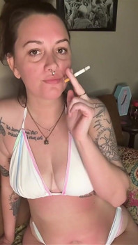 Chery Trees Merokok Dalam Bikini