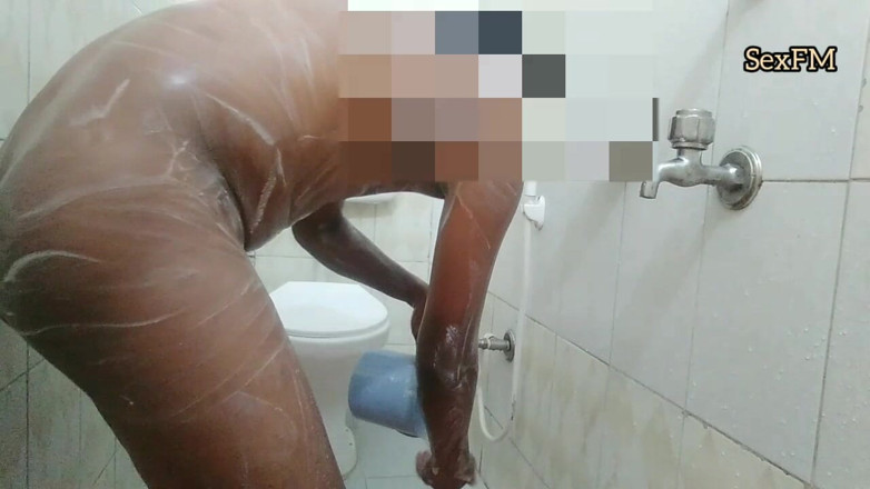 SexFM: Chico indio desnudo en el baño, video