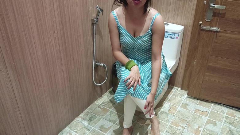 Saarabhabhi6: Bhabhi After Hot Bath Desi Girl Urine with Hindi Audio