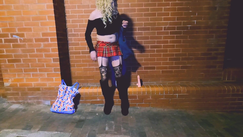 The Midnight Minx: Dildo play in housing estate