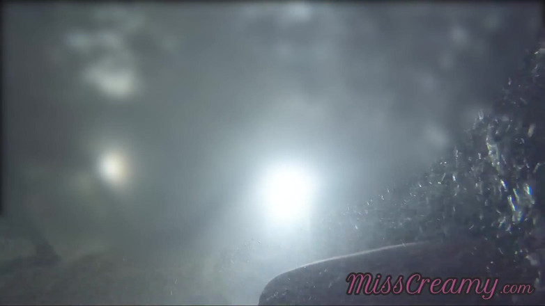 Miss Creamy: Meine muschi vor einem jungen im schwimmbad blankziehen und hilft...