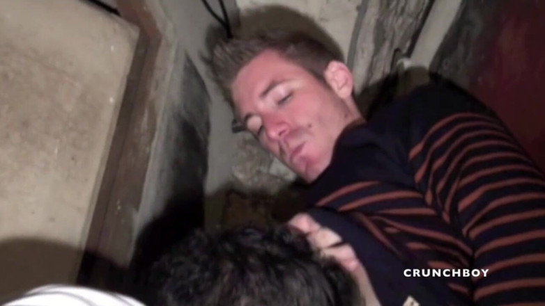 STRAIGHT BOY CURIOUS: Due amici ragazzi etero si divertono in un seminterrato discreto