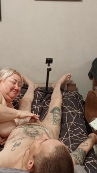 정액을 줄 때까지 깊게 펠라하는 벌거벗은 이웃