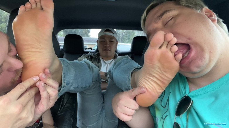 Ticklish Chubs: Snyft: Milus plătește cu picioarele lui