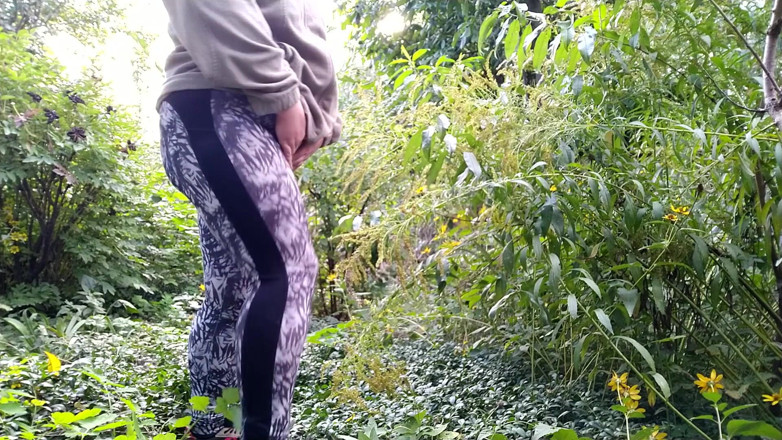 Elena: Riesiger arsch, fette MILF in leggings, pisst doggystyle im freien