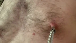 Travail des seins / un homme jouant avec ses tétons