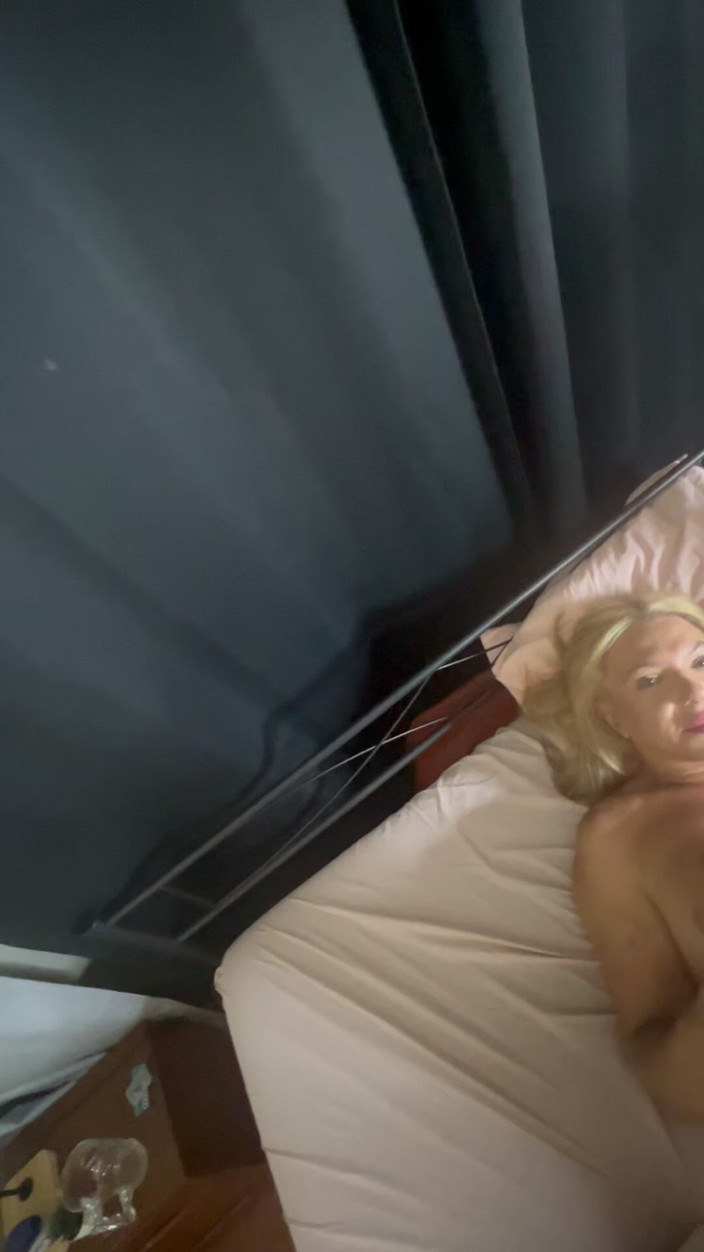 Weslley Bull: Black Man Fucking a MILF in Red Lingerie Without a...