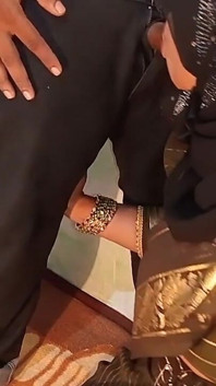 Moslimmeisje neemt een diepe keel Bhabhi Ji op volle bui