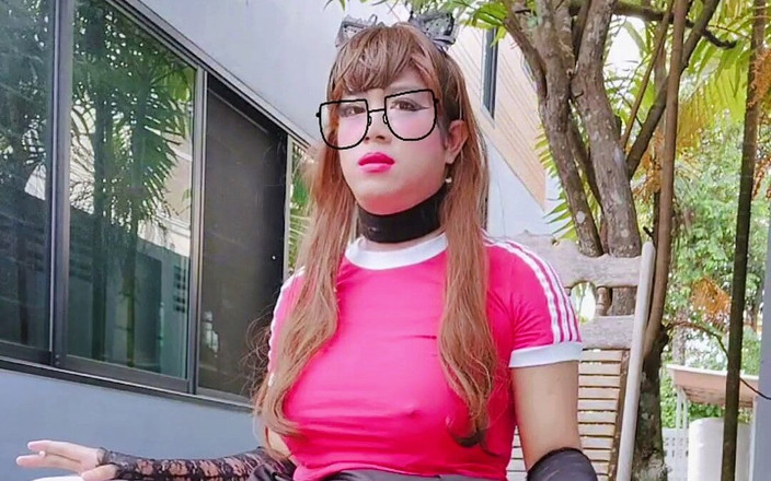 Sissythai: 胖乎乎的娘娘腔书在隔壁花园里的艰苦学习中放松