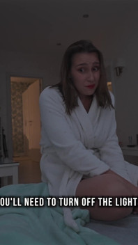 S2e4: la calda matrigna invita il figliastro nel letto condiviso e cavalca il cazzo nella cowgirl mentre lui si riposa