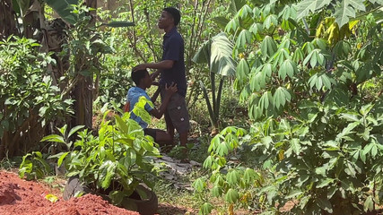 Amateur Teen Studio: जल्दी करो तो कोई भी हमें पकड़ेगा (पर्दे के पीछे)