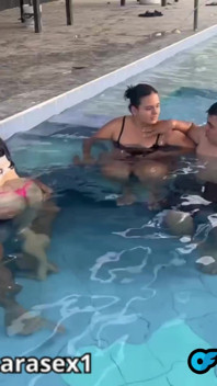 Sex în piscină în fața părinților noștri