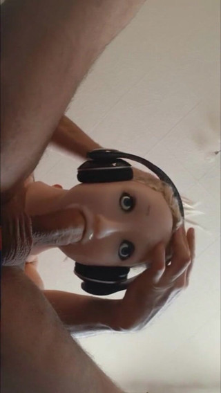Naxy: Deepthroat sborra con le cuffie