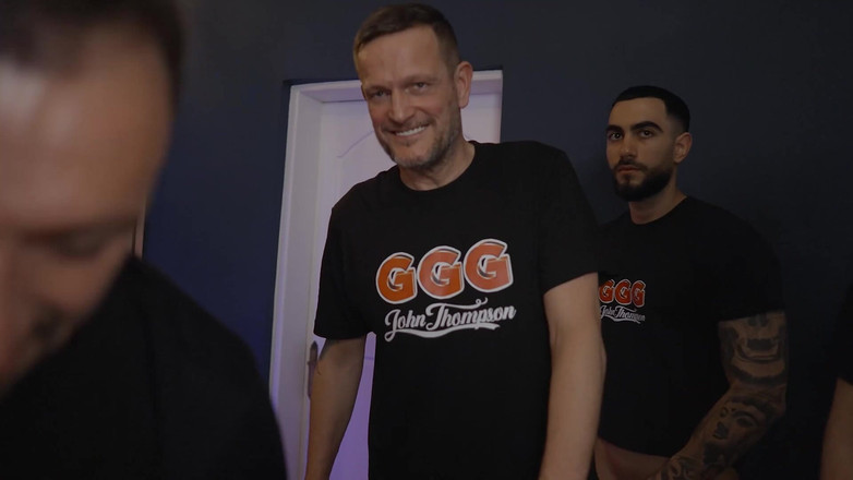 GGG John Thompson Studio: GGG Джон Томпсон — молодий стажер отримує MILF у Боса