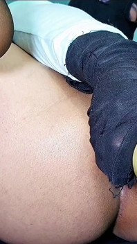 Büyük, seksi bir kıyafetle anal büyütme