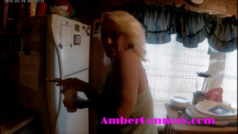 Amber Connors: Sfregamento della pancia