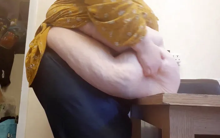 SSBBWLadyBrads: Belly lifts and table drops with slaps