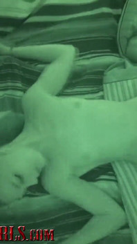 Cuplu de amatori face sex incitant sufokin lângă foc