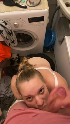 Bootyass Girl: Рискованный быстрый минет в ванной, когда моя мачеха была в соседней комнате