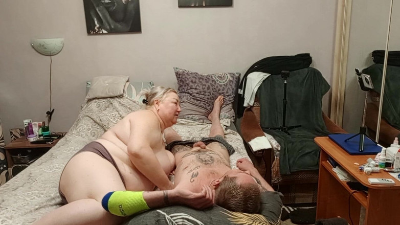 Zona901: Ibu tiri Memberikan Urutan dan Blowjob Dengan Menelan Air Mani