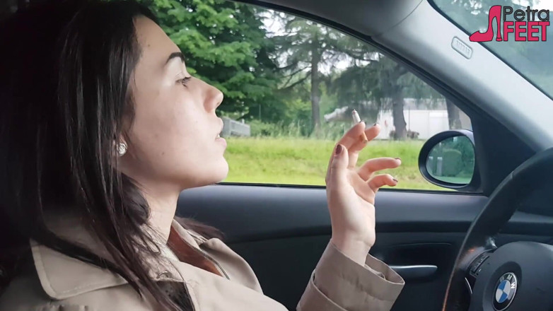 Smokin Fetish: Petra는 차에서 ciggaretes를 피우는 것을 좋아합니다.