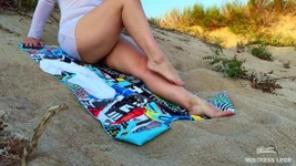 Tôi ngồi trên khuôn mặt của một chàng trai trên một bãi biển đầy cát hoang dã với cặp mông to của tôi