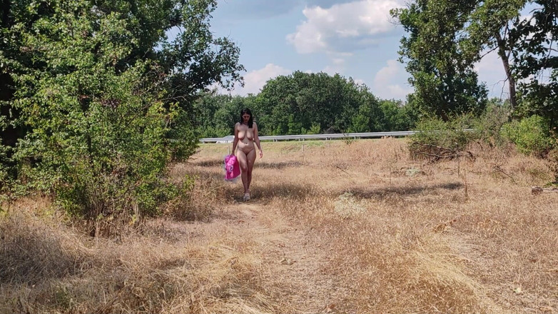 Za Za: Uma vagabunda escrava mostra sua bunda rosa na estrada