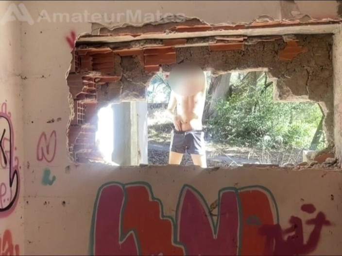 AmateurMates: Terk edilmiş bir binayı keşfeden 2 amatör oğlan kıyafetlerini çıkarıyor ve biri...