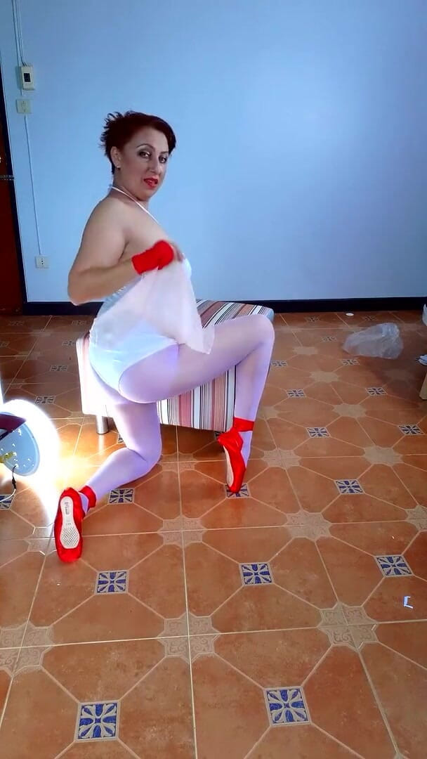Regina Noir: Striptis Ballerina. Ballerina bogel. Ballerina tanpa seluar dalam.