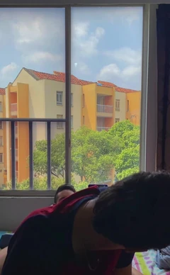 Người hàng xóm trẻ đồng tính yêu cầu tôi bú đít anh ấy và sau đó anh ấy bú cu của tôi cho đến khi tôi xuất tinh vào miệng anh ấy và nuốt tinh dịch của tôi