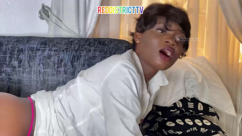 Red district Tv: Сексуальна прибиральниця готелю трахала мій член, поки я не вибухнув