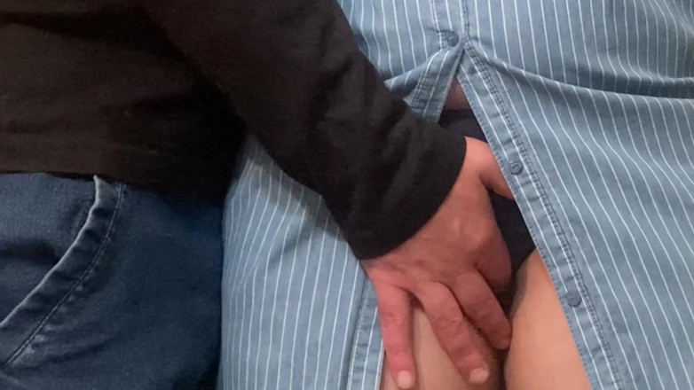 Niki studio: Omg! Bir yabancı metroda sikini ovuyor ve amımı parmaklıyor!