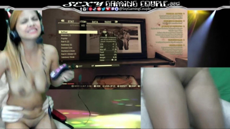SexyGamingCouple: 在她玩游戏时操我的热辣亚洲熟女妻子 - 中出结束