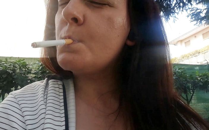 Nicoletta Fetish: Fumând sexy într-o grădină