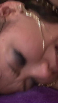 Asiática fofa cena 3 sexy japonesa em biquíni em dp sexo a três e dupla gozada interna