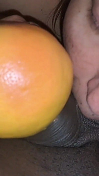 Masturbandosi grande nero con grapefruit succhia le sue palle